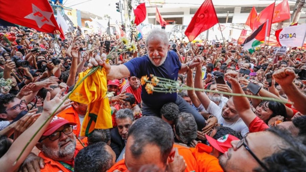 "Lula não é mais uma pessoa, como ele disse, ele é uma ideia. É também uma ideia de Brasil. Ninguém como ele representa o Brasil. Não se identificar com o Lula hoje é não se identificar com o Brasil", diz o colunista Emir Sader; "Lula transformou o Brasil num projeto de sociedade justa, livre, solidária, soberana. O próprio nome do Brasil mudou de significado no mundo. De pais mais desigual do mundo a pais que mais luta contra a desigualdade", afirma; "Com Lula ou com Lula. Não adianta pensar alternativas"