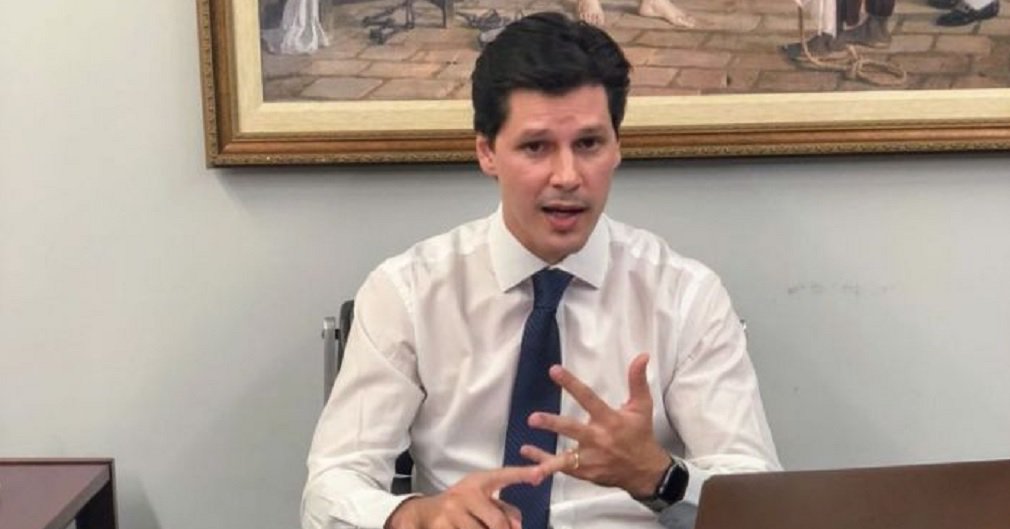 Pré-candidato a governador, Daniel Vilela confronta-se com o paradão dos concorrentes Ronaldo Caiado (DEM) e José Eliton (PSDB), hoje mergulhadas em pautas administrativas e discursos pasteurizados, e parte para o duelo nas redes sociais; Daniel engrossou o tom e começou a postar na internet material de conteúdo político, temperado com criticas duras tanto a Eliton como a Caiado; por um lado, o emedebista aponta o esgotamento do modelo de gestão do PSDB de Eliton, que ele reputa de atrasado e ineficiente