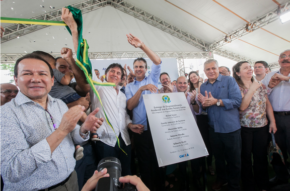 Ao lado do prefeito de Fortaleza, Roberto Cláudio (PDT), e do presidente do Senado, Eunício Oliveira (MDB), o governador Camilo Santana (PT) realizou, neta sexta-feira (23), a entrega de 944 apartamentos do residencial José Euclides Ferreira Gomes, no bairro Jangurussu. "Neste momento, Fortaleza tem a maior quantidade de construção de habitação popular. São vários empreendimentos em andamento e sendo entregues. Aqui é a terceira etapa do José Euclides, que representa quase 3 mil unidades. É praticamente uma cidade de pequeno porte do Ceará, com toda a infraestrutura de saneamento, lazer, com ações sociais, escola, creche", declarou Camilo