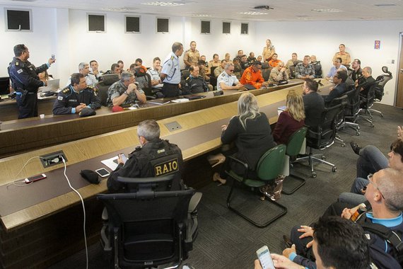 A Polícia Militar terá reforço no efetivo em Fortaleza, Região Metropolitana e em 97 municípios do Interior do Estado. Todas as 27 delegacias 24 horas do Estado funcionarão em regime de plantão. Ao todo, serão empregados 1.680 agentes da segurança pública diariamente para reforçar o policiamento e resgate nos municípios cearenses e nas estradas estaduais, com o apoio do efetivo do Batalhão de Policiamento Rodoviário Estadual (BPRE) e do Departamento Estadual de Trânsito do Ceará (Detran-CE). Os detalhes da Operação, planejada pela Secretaria de Segurança, foram apresentados ontem ao governador Camilo Santana