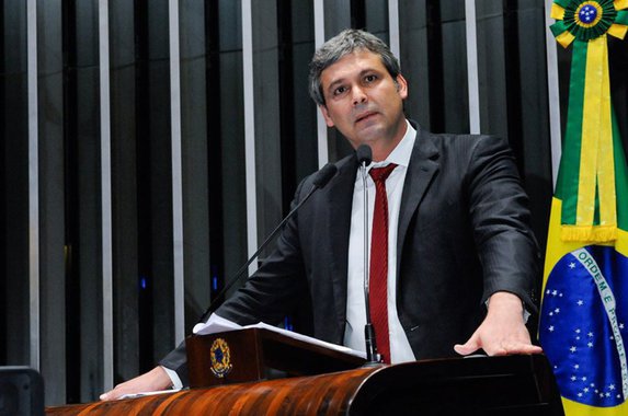 O senador Lindbergh Farias (PT-RJ) questionou declaração do colunista Ricardo Noblat dizendo que "um ministro muito próximo do presidente Michel Temer duvida que haja eleições em outubro próximo. Acha que o agravamento do quadro de tensão política no país não permitirá"; "Que especulação é essa? O agravamento da tensão interna é reflexo justamente da ruptura democrática e do aprofundamento do golpe! Esse roteiro já foi executado no Brasil e originou uma Ditadura", disse o senador
