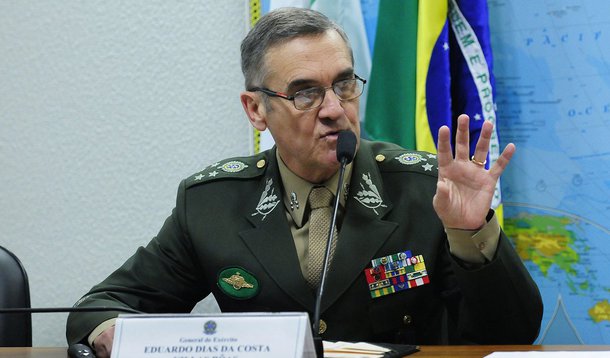 Seria importante que os pré-candidatos referidos esclarecessem em detalhes o teor das conversas, avalia o blog Nocaute, do jornalista Fernando Morais, sobre as reuniões do comandante do Exército, Eduardo Villas Bôas, com pré-candidatos a presidente; "Também é importante saber: Villas Boas receberá todos os pré-candidatos? Boulos, do PSOL, e Manuela D'Ávila, do PC do B, serão ouvidos? Que critério adota o general para selecionar os convidados: as pesquisas de opinião pública? (...) O general pretende ir a Curitiba ouvir o candidato do PT?", questiona