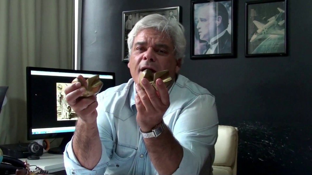 "A escalada fascista está atingindo dimensões surreais. Conheço há mais de vinte anos o historiador e jornalista Hugo Studart, professor da UnB que dá aulas sobre o período da ditadura militar e foi denunciado por um aluno anônimo por suposta doutrinação comunista. Fui colega de trabalho do Studart em mais de um lugar e posso dizer com certeza: se tem uma coisa que ele decididamente não é, é esquerdista, muito menos comunista", diz o professor Igor Fuser, da Universidade Federal do ABC