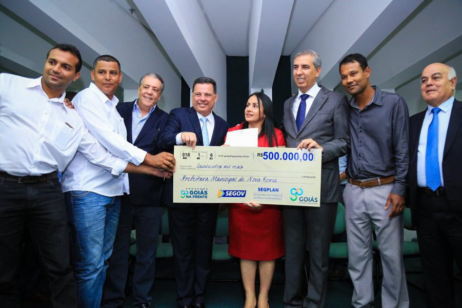 Ao repassar, na tarde de hoje, mais R$ 11,4 milhões do programa Goiás na Frente a 32 municípios, o governador José Eliton ressaltou que o principal objetivo de sua gestão e também do programa é atender a população goiana em todo o estado; “Nossa obstinação é atender as pessoas. A nós não interessa se determinada obra é obrigação do município e não do estado, o que interessa é a pessoa que está precisando. O que for necessário para que respiremos modernidade, prosperidade e esperança, faremos”, afirmou; com o repasse de hoje, o Goiás na Frente já destinou R$ 102,47 milhões a 187 municípios - 76% das cidades goianas
