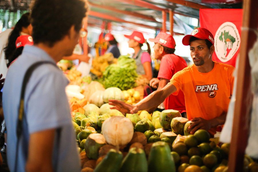 As agricultoras e agricultores, vindos dos quatro cantos do Brasil, trazem à capital paulistana sua produção in natura e agroindustrializada com o sabor marcante das lutas camponesas; produção camponesa de assentamentos e acampamentos de todo o país estarão no Parque da Água Branca