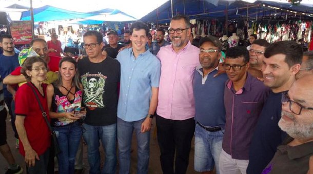 Pré-candidato a governador, Daniel Vilela (MDB) segue cumprindo extensa agenda visitas e reuniões políticas em Goiânia e no interior de Goiás; acompanhado do deputado Humberto Aidar (MDB), Daniel visitou no sábado,9, a Feira Hippie em Goiânia, a maior feira aberta da América Latina