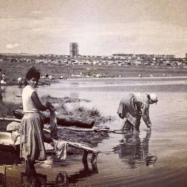 Hoje Brasília completa 58 anos, mas o clima no horizonte árido do cerrado é de 64. Brasília é a única capital do mundo construída às margens de favelas, porque primeiro vieram os barracos, depois é que veio ela