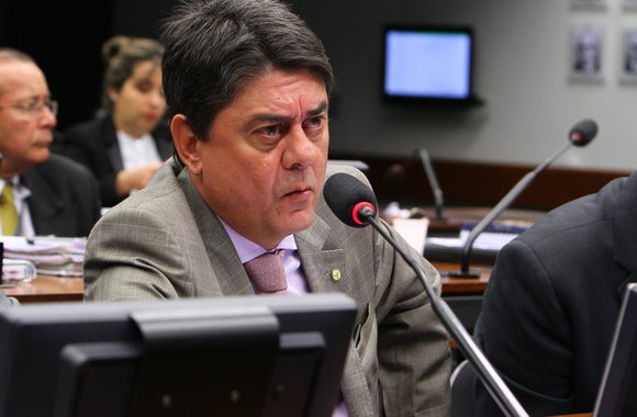 Deputado Wadih Damous (PT-RJ) afirma que "a irresponsável e ardilosa autorização dada pelo Supremo Tribunal Federal para que Moro determinasse a prisão do ex-presidente Lula, antes mesmo de esgotados os seus recursos legais contra uma decisão condenatória, vai muito além do caso concreto e coloca o Brasil na mais profunda barbárie social"; "O STF, que deveria ter como função a de corrigir e fazer cessar o arbítrio, tem optado, pela maioria dos seus membros, por referendá-lo"