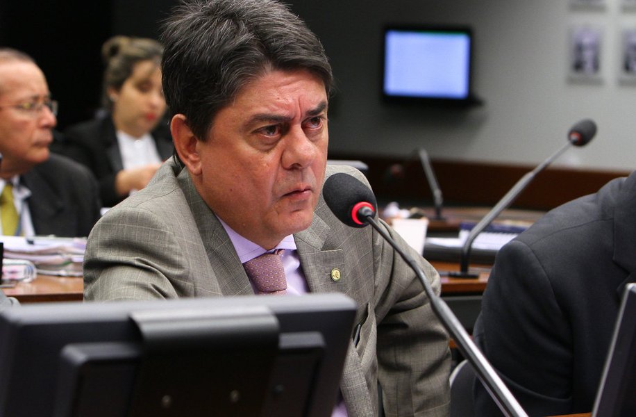 Deputado Wadih Damous (PT-RJ) afirma que "a irresponsável e ardilosa autorização dada pelo Supremo Tribunal Federal para que Moro determinasse a prisão do ex-presidente Lula, antes mesmo de esgotados os seus recursos legais contra uma decisão condenatória, vai muito além do caso concreto e coloca o Brasil na mais profunda barbárie social"; "O STF, que deveria ter como função a de corrigir e fazer cessar o arbítrio, tem optado, pela maioria dos seus membros, por referendá-lo"