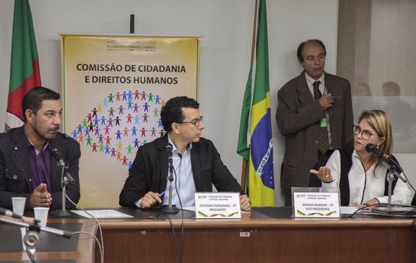 Diretor do Sindicato dos Jornalistas Profissionais do RS, Roberto Carlos Dias, falou sobre as ameaças que vem sofrendo de internautas após criticar o presidenciável Jair Bolsonaro (PSL/RJ); jornalista conta que escreveu mensagem nas redes sociais que dizia “não adianta lamentar a morte de uma criança estuprada e defender o Bolsonaro, réu em dois processos por apologia ao estupro”