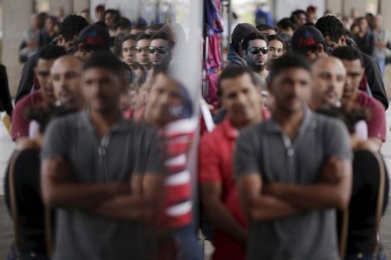 Pessoas em fila de agência de empregos em Brasília, no Brasil 08/03/2016 REUTERS/Ueslei Marcelino