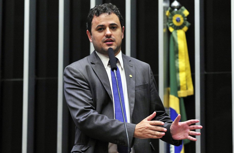 O deputado federal Glauber Braga (Psol-RJ) alertou para as perdas dos direitos sociais no governo de Michel Temer; "Brasil de volta ao mapa da fome? Está caminhando a passos largos. Cresce o desemprego e a extrema pobreza se acentua. Este é o "Cenário da Infância e da Adolescência no Brasil", relatório produzido pela Fundação Abrinq, divulgado esta semana", disse