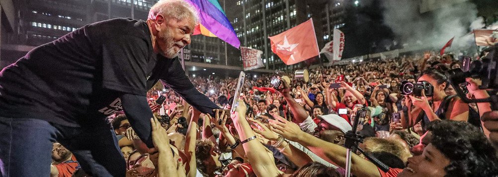 "Lula, sem queremos incorrer na rasa pieguice, precisamos dizê-lo hoje mais do que nunca: você fez muito para nós, brasileiras e brasileiros. Você mostrou que há um Brasil inclusivo possível, um Brasil onde todas e todos cabem, sem distinção de gênero, renda, origem, cor, credo ou opção sexual", diz o ex-ministro Eugênio Aragão, em carta ao ex-presidente Lula; "Você ensinou tolerância, respeito aos que pensam diferente, amor aos que dele carecem"; "Nós agradecemos e assumimos o dever de continuar sua luta, que é a luta de todos nós. Você voltará nos braços das multidões e ensinará a seus detratores que não há força maior que a verdade e a justiça"