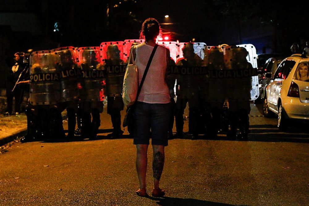 Diante da grave violência praticada na noite deste sábado (07/04) contra pessoas que celebraram, pacificamente, um culto ecumênico nas imediações da sede da superintendência da Polícia Federal em Curitiba, o Coletivo Advogadas e Advogados pela Democracia está protocolando Habeas Corpus Coletivo em face da decisão que deferiu liminar de interdito proibitório na ação proposta pela Prefeitura de Curitiba