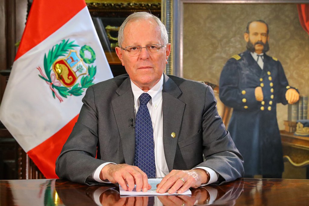 O congresso do Peru aceitou a renúncia do presidente Pedro Pablo Kuczynski, que seria destituído por corrupção no escândalo de propinas pagas pela Odebrecht. Quem assume a presidência do País é o vice-presidente Martin Vizcarra, de 55 anos; de acordo com o site rFI, Vizcarra não está ligado a partido político tradicional algum, o que poderá ajudá-lo em suas articulações políticas