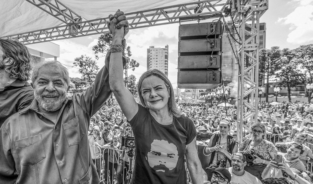 Em uma manifestação de apoio o ex-presidente Luiz Inácio Lula da Silva, preso deste sábado (7) em Curitiba (PR), a presidente nacional do PT, senadora Gleisi Hoffmann (PR), enviou um comunicado ao presidente da Casa, Eunício Oliveira (MDB-CE), para o parlamentar trocar seu nome nos registros do Senado; ela passará a se chamar Gleisi Lula Hoffmann; leia o documento na matéria