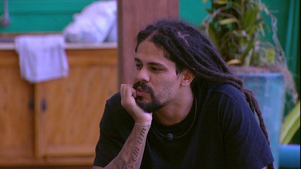 Na noite deste domingo (8), logo após ser eliminado com 57,64% dos votos, o participante do Big Brother Brasil, o músico Viegas aproveitou o programa ao vivo para fazer um discurso político, gritando Fora Temer e rechaçando o racismo; ele também foi surpreendido pela notícia da prisão do ex-presidente Luiz Inácio Lula da Silva, informação que recebeu assim que abraçou um de seus amigos na plateia