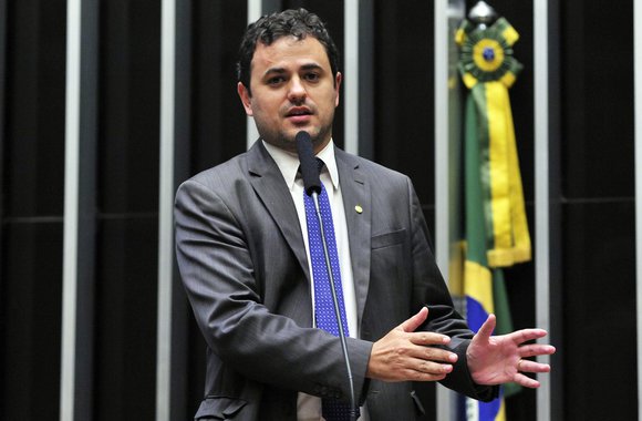 O deputado federal Glauber Braga (Psol-RJ) alertou para as perdas dos direitos sociais no governo de Michel Temer; "Brasil de volta ao mapa da fome? Está caminhando a passos largos. Cresce o desemprego e a extrema pobreza se acentua. Este é o "Cenário da Infância e da Adolescência no Brasil", relatório produzido pela Fundação Abrinq, divulgado esta semana", disse