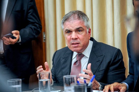 Disposto a concorrer à presidência da República, o empresário Flávio Rocha (PRB) defende a privatização de todas as estatais, inclusive a Petrobras e os bancos, e avalia que o BNDES já não tem mais motivos para existir; À Bloomberg em São Paulo, o dono da Riachuelo disse que o primeiro passo necessário para o país é "virar o Estado pelo avesso"