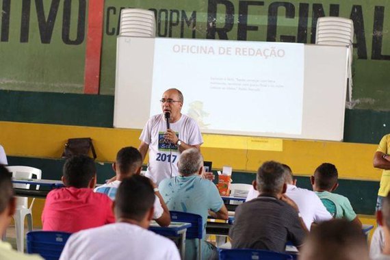 A Secretaria de Justiça (Sejus) diz que 30% da população carcerária do Piauí participa de atividades de ensino nas unidades prisionais; numero é duas vezes maior do que o índice nacional, que é de 13%; das 16 unidades penais, nove ofertam Educação de Jovens e Adultos; preparação para o Exame Nacional para Certificação de Competências de Jovens e Adultos e o Exame Nacional do Ensino Médio estão em 14 unidades