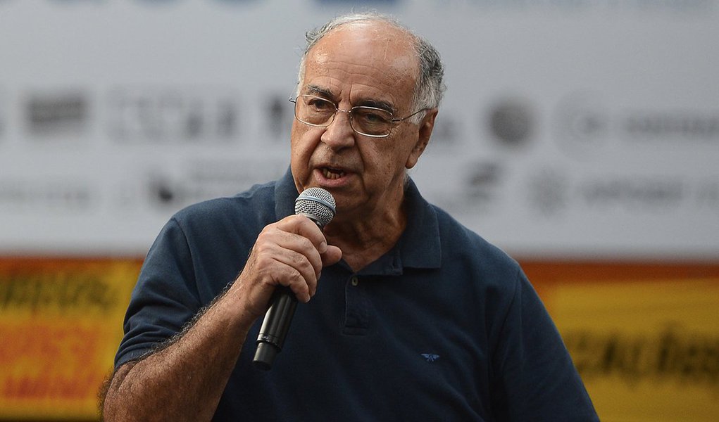 Rio de Janeiro - O geólogo e ex-diretor da Petrobras, Guilherme Estrella fala durante lançamento da campanha de apoio às empresas públicas, Se é público é para todos, na Fundição Progresso (Tomaz Silva/Agência Brasil)