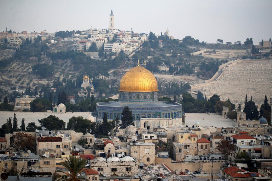 Estados Unidos abrirão sua embaixada na cidade de Jerusalém em 14 de maio para coincidir com o Dia da Independência de Israel, disse um porta-voz da embaixada de Israel na Rússia; em dezembro, o presidente dos EUA, Donald Trump, anunciou sua decisão de reconhecer Jerusalém como a capital de Israel, o que provocou críticas de vários Estados, em primeiro lugar e principalmente dos do Oriente Médio e da Palestina, e desencadeou uma onda de protestos na região
