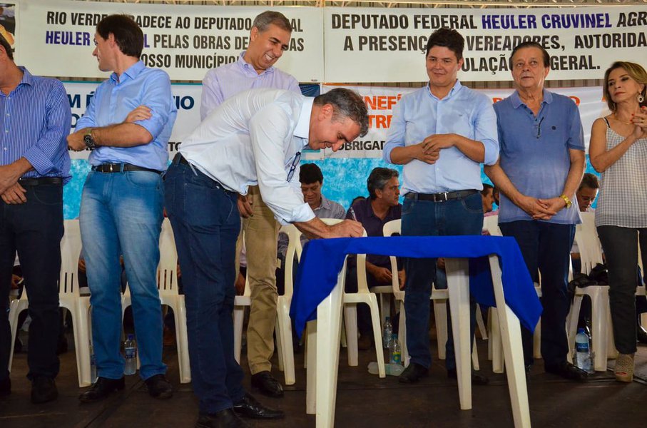Na passagem por Rio Verde, o governador Marconi Perillo, assinou, em solenidade no Sindicato Rural, convênio da Agência Brasil Central (ABC), representada pelo seu presidente João Bosco Bittencourt, com a Associação Cultural Santa Luzia para que a TV Rio Verde retransmita com exclusividade o sinal integral ou parcial da TV Brasil Central, afiliada nacional da TV Cultura