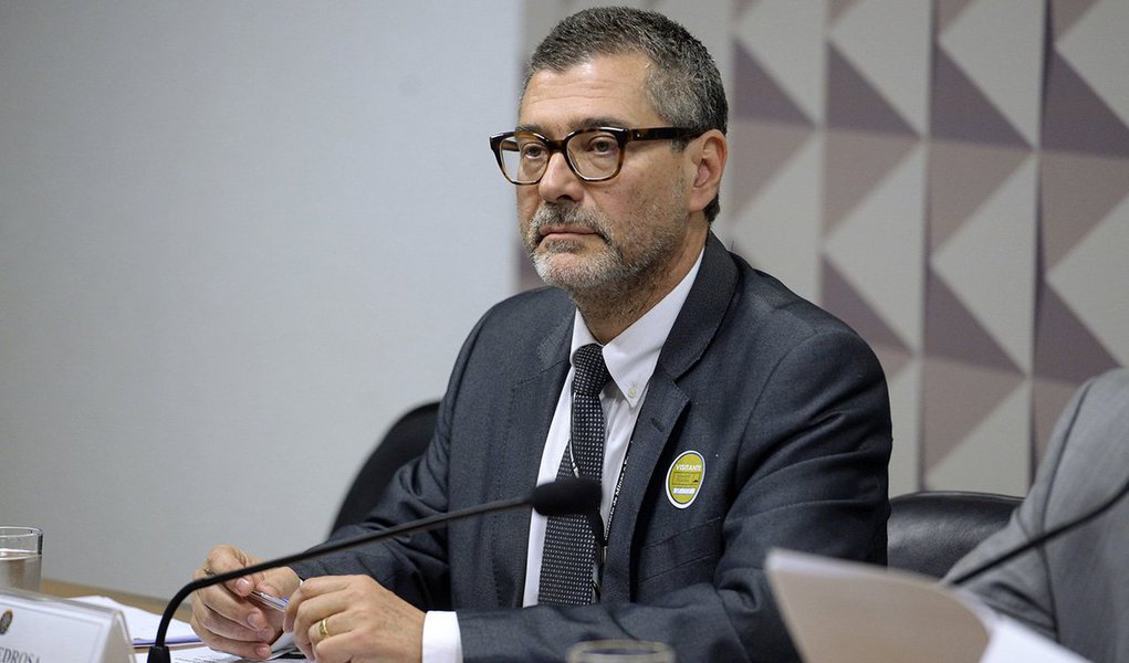 Eventual fracasso nos planos do governo de privatizar seis distribuidoras de eletricidade da estatal Eletrobras, que operam no Norte e Nordeste, pode exigir intervenção nas empresas por parte da Aneel, disse o secretário-executivo do Ministério de Minas e Energia, Paulo Pedrosa; "A agência reguladora tem inclusive todos os elementos para, se ficar caracterizada a inviabilidade da privatização, a agência já caminha com um plano B em paralelo, de licitação das concessões em separado... Uma alternativa caso essa solução, que é extrema, seja adotada, seria fazer uma intervenção provisória nas empresas", disse