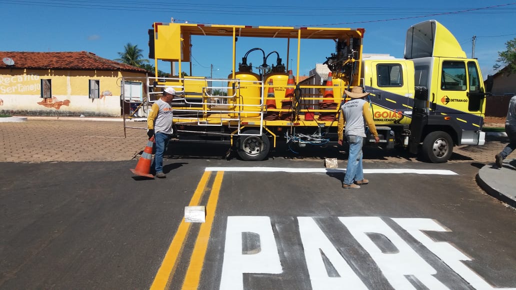 Governo de Goiás, por meio do programa Goiás Sinalizado do Detran-GO, concluiu a sinalização horizontal e vertical em cinco municípios nesta semana; Firminópolis, Mundo Novo, Rianápolis, Três Ranchos e Itauçu, foram atendidos com 500 placas de regulamentação e de advertências; os cinco municípios receberam também 7.650 m² de sinalização horizontal, aquela executada sobre o pavimento para controle, advertência, orientação e informação do usuário, como faixas de pedestre e retenção
