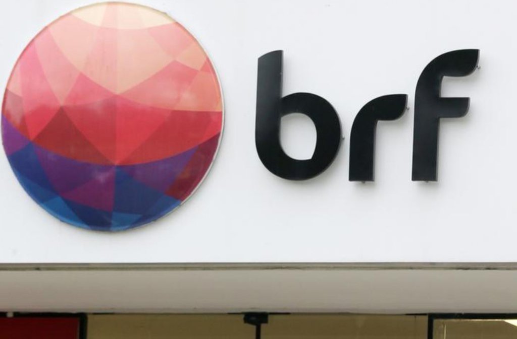 O Conselho de Administração da BRF (BRFS3.SA), maior exportadora de aves do mundo, indicou o ex-ministro do Desenvolvimento, Indústria e Comércio Exterior Luiz Fernando Furlan para substituir a Abílio Diniz como presidente do órgão, de acordo com fato relevante enviado pela empresa aos acionistas; o anúncio é uma grande derrota para Abilio Diniz, que se juntou à empresa em 2013, após comprar uma parte relevante das ações por meio da sua empresa de investimentos, a Península Participações