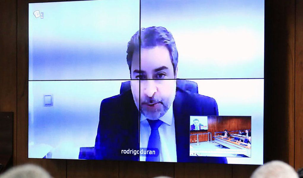 Advogado Rodrigo Tacla Durán vai colaborar com investigações sobre a Odebrecht na Argentina, atendendo a carta rogatória das autoridades daquele país, informa o Painel, da Folha; "No Brasil ele é considerado foragido, não testemunha" conclui a nota do jornal
