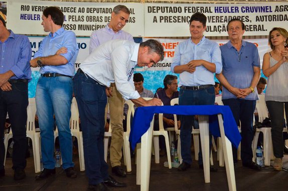 Na passagem por Rio Verde, o governador Marconi Perillo, assinou, em solenidade no Sindicato Rural, convênio da Agência Brasil Central (ABC), representada pelo seu presidente João Bosco Bittencourt, com a Associação Cultural Santa Luzia para que a TV Rio Verde retransmita com exclusividade o sinal integral ou parcial da TV Brasil Central, afiliada nacional da TV Cultura