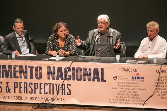 No terceiro encontro do seminário “Desenvolvimento Nacional - Dilemas e Perspectivas” - realizado em parceria entre a UFRGS e fundações ligadas a partidos progressistas, o senador Roberto Requião (MDB-PR) disse que o domínio do sistema financeiro na economia vem se impondo com o governo Temer: “O Temer é rigorosamente insignificante, o domínio é do mercado financeiro; ele também defendeu o estado no papel de planejador e indutor de investimentos