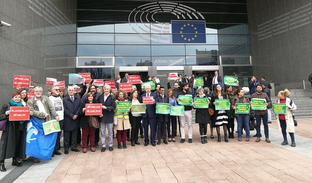 Um ato pela liberdade do ex-presidente Lula foi realizado nesta quarta-feira, 11, na sede do Parlamento Europeu, em Bruxelas, na Bélgica. A manifestação contou com a presença do deputado Arlindo Chinaglia (PT-SP), de parlamentares europeus, do Mercosul, centrais sindicais dos dois continentes e militantes, inclusive brasileiros