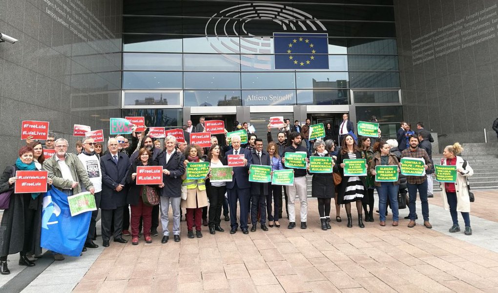 Um ato pela liberdade do ex-presidente Lula foi realizado nesta quarta-feira, 11, na sede do Parlamento Europeu, em Bruxelas, na Bélgica. A manifestação contou com a presença do deputado Arlindo Chinaglia (PT-SP), de parlamentares europeus, do Mercosul, centrais sindicais dos dois continentes e militantes, inclusive brasileiros