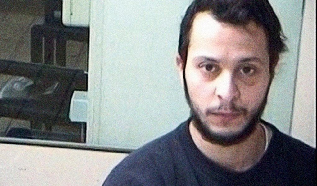 Um tribunal da Bélgica sentenciou o suspeito de participação no ataque em Paris Salah Abdeslam e um outro acusado a 20 anos de prisão nesta segunda-feira por tentar matar policiais durante um tiroteio em Bruxelas em 2016; Abdeslam está em uma prisão francesa aguardando julgamento por seu papel nos ataques do Estado Islâmico em Paris em novembro de 2015, nos quais 130 pessoas foram mortas