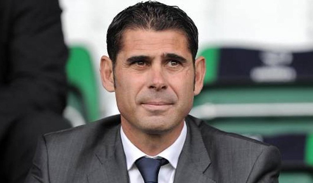 A Federação espanhola já anunciou o nome do treinador que vai substituir Julen Lopetegui: é o ex-jogador Fernando Hierro; a Espanha, uma das favoritas ao título, estreia no Mundial 2018 depois de amanhã, contra Portugal