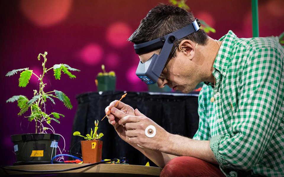 O neurocientista Greg Gage utiliza equipamentos sofisticados para estudar as capacidades sensoriais e inteligentes das plantas. Prepare-se para ficar maravilhado com a forma como ele conecta uma dormideira, uma planta cujas folhas murcham quando são tocadas, e uma vênus-papa-moscas em um ECG para nos mostrar como as plantas usam sinais elétricos para transmitir informações, ativar movimentos e até contar.