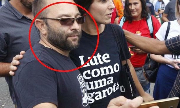 Deputada e pré-candidata à presidência Manuela D'Ávila (PCdoB) diz ter sido agredida enquanto concedia entrevista no acampamento de Curitiba, onde o ex-presidente Lula está detido; "O agressor entrou escoltado por dois policiais na área da Polícia Federal, que não pode ser acessada sem identificação", denunciou o senador Lindbergh Farias (PT); Manuela pede a identificação do sujeito; "O problema é que ele voltou escoltado pela polícia. Eu estava tentando fotografá-lo, porque eles têm a obrigação de falar quem ele é, pois eu posso deduzir que ele é o carcereiro. Isso é muito grave", critica Manuela