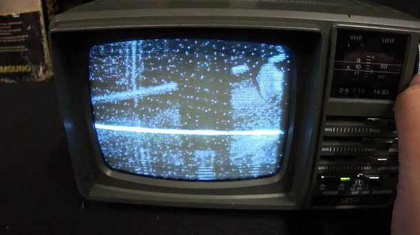 Praticamente obrigado a assistir a TV aberta na prisão como uma das formas de passar o tempo, o ex-presidente Luiz Inácio Lula da Silva se queixa do péssimo nível da programação; ele diz que não aguenta mais ver tanto programa religioso na tela; Lula também afirma que se recusa a assistir os telejornais, informa Mônica Bergamo do jornal Folha de S. Paulo