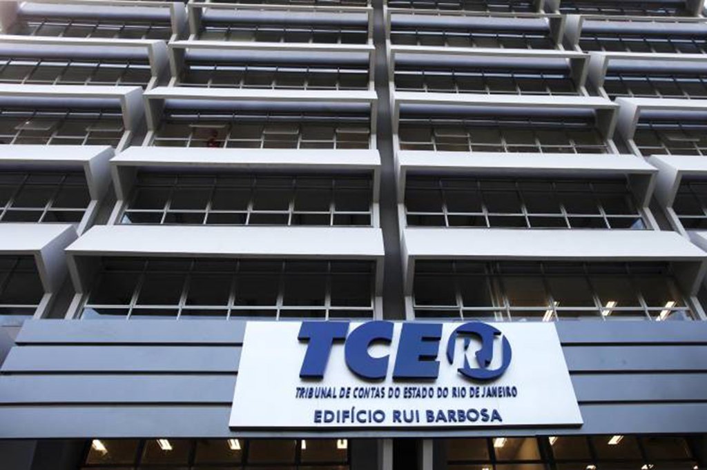 O Ministério Público Federal apresentou denúncia contra os cinco conselheiros afastados do TCE-RJ - Aloysio Guedes, Domingos Brazão, José Gomes Graciosa, Marco Antônio de Alencar, e José Maurício Nolasco; eles são suspeitos de fazer parte de um esquema de cobrança de propina que pode ter desviado até 20% de contratos com órgãos públicos para autoridades públicas, principalmente para integrantes do Tribunal de Contas e da Assembleia Legislativa do Rio durante o governo Sérgio Cabral