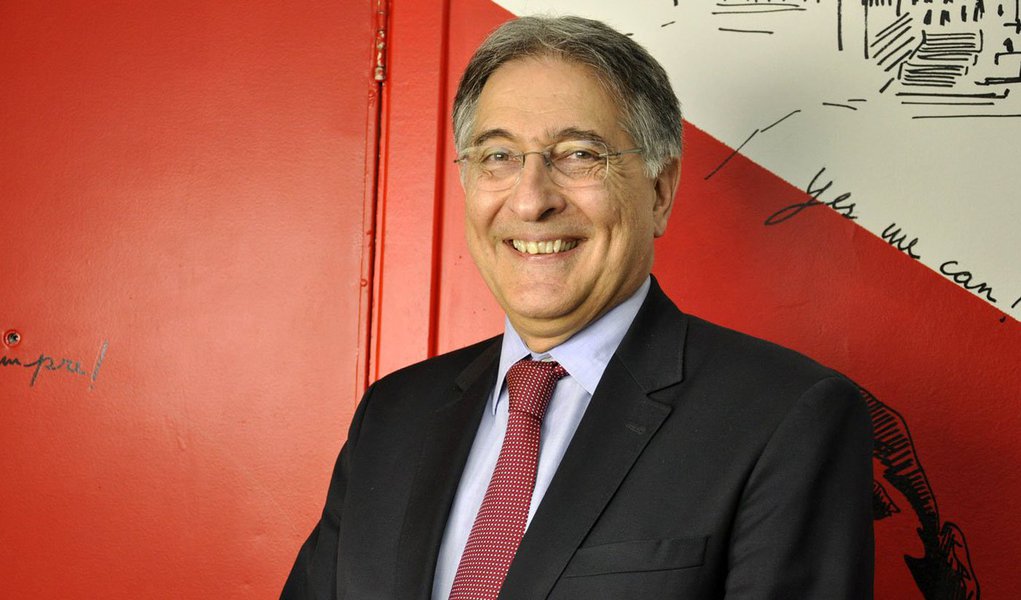 Em entrevista à TV 247, o governador de Minas Gerais, Fernando Pimentel (PT), critica os governadores anteriores do Estado, do PSDB, e fala sobre o atual "cerco muito forte do governo federal"; Pimentel denuncia um esforço permanente, do governo Temer-Meirelles, para esvaziar remessas de recursos para Minas; ele fala sobre o caso Lula, defende o direito de o ex-presidente ser candidato a também a eleição de uma Assembléia Constituinte, pois o novo presidente "tem de buscar um novo acordo, pacificar o país"; "Acredito sempre na sabedoria do povo. Qualquer que seja o resultado da Constituinte nós precisamos de uma Constituinte"; assista