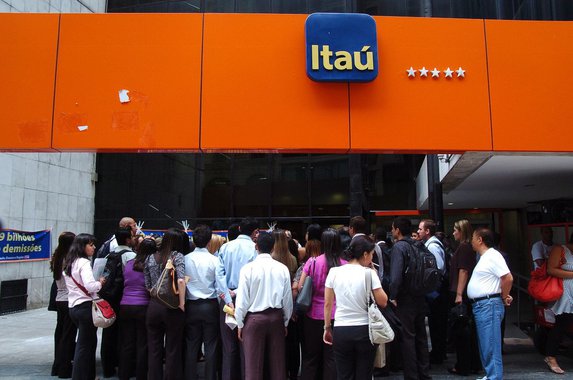O Relatório de Economia Bancária, publicado hoje pelo Banco Central mostra a maravilha que é o verdadeiro milagre brasileiro: os ganhos do sistema financeiro; "O retorno (lucro) sobre o patrimônio líquido passou, de 2016 para 2017, de 11,6% para 13,8%. É tres a quatro vezes maior que o de países como Suíça (3,2%), Estados Unidos (3,4%), Índia (4,5%), Portugal (4,7%) e Itália (4,7%)", aponsta o jornalista Fernando Brito, do Tijolaço