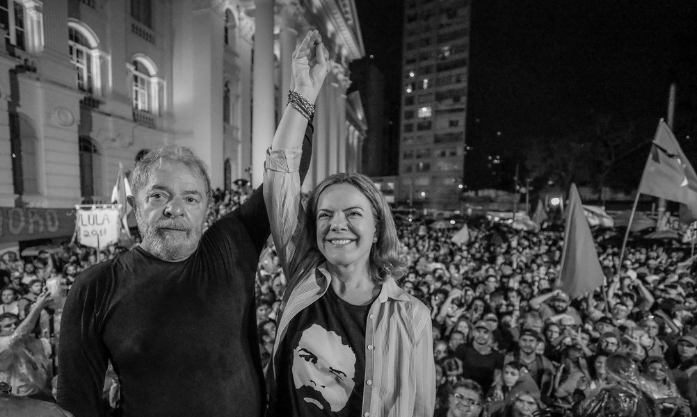 "Em 1984, a vitalidade e os ideais políticos do seu povo deram surgimento ao primeiro comício pelas Diretas Já! Esse evento fez com que a capital dos paranaenses ficasse conhecida como capital democrática do Brasil", escreveu a senadora Gleisi Hoffmann (PT-PR); "o Ato Suprapartidário Contra o Fascismo, na praça Santos Andrade, foi outra demonstração desse sentimento e agrega mais valor democrático à história da nossa gente"
