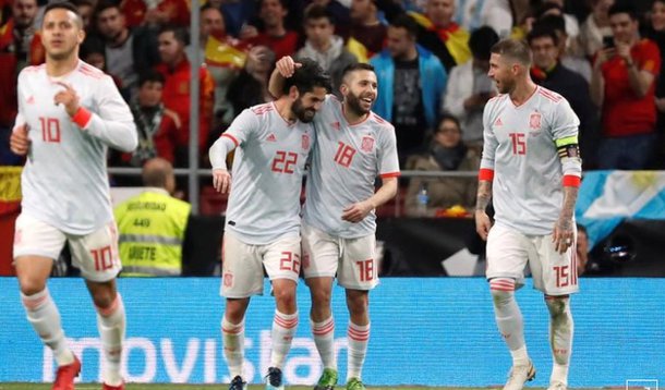 A Espanha mandou um aviso para seus adversários na Copa do Mundo nesta terça-feira, quando Isco marcou três gols em um massacre por 6 x 1 sobre a Argentina, que jogou sem Messi por conta de lesão, em amistoso nesta terça-feira; Diego Costa, Thiago e Iago Aspas também marcaram gols, e a seleção campeã mundial de 2010 humilhou a Argentina, que sofreu sem o astro Messi