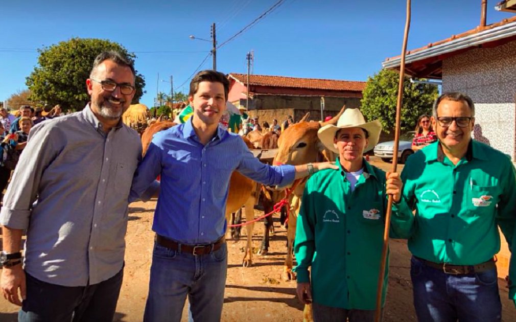 Ao lado do deputado Humberto Aidar e dos pré-candidatos a a senador Pedro Chaves e Agenor Mariano, o pré-candidato a governador Daniel Vilela (PMDB) participou neste sábado, 23, da romaria dos carreiros devotos do Divino Pai Eterno a Trindade; "Acompanhamos em Damolândia à missa dos carreiros e a saída dos carros de boi rumo à capital da fé", disse o emedebista
