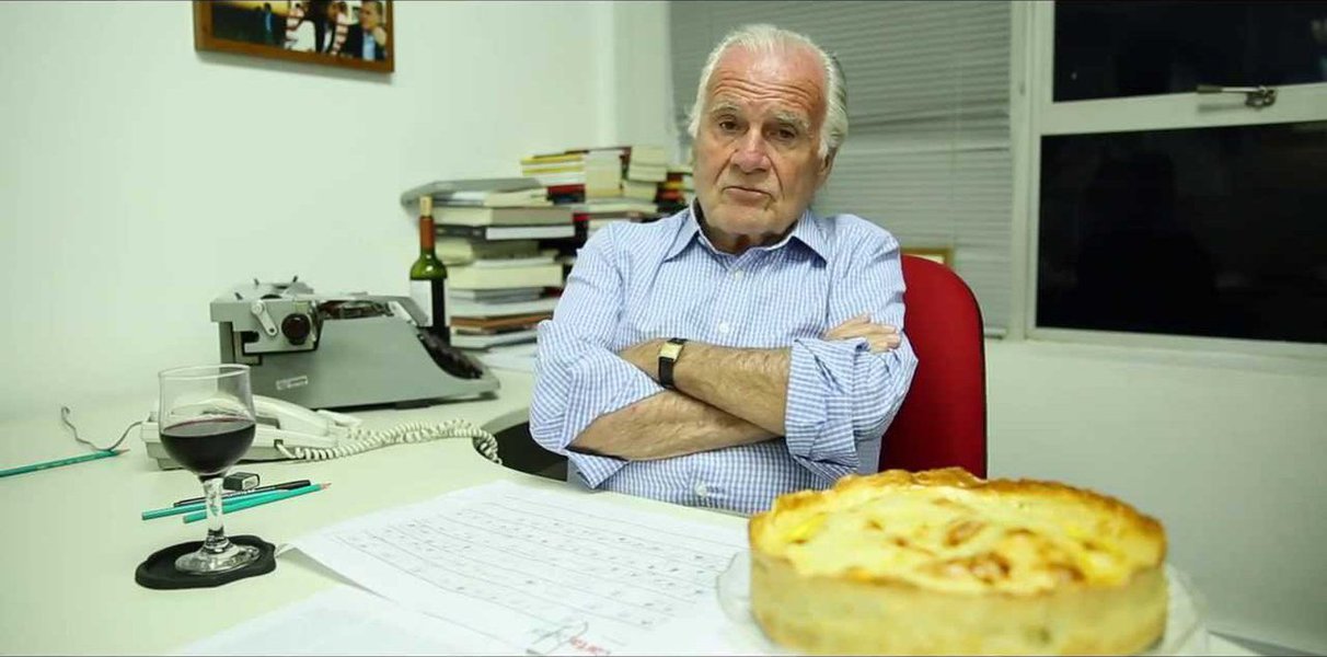 "Aqui estou a batucar na minha vetusta Olivetti porque tenho medo do computador e dele mantenho distância ao caminhar pela redação: se me aproximar, com sua bocarra escancarada e insondável, me engole igual à sucuri ao novilho. Bilhões de semelhantes já foram engolidos", escreve o jornalista, em editorial na Carta Capital