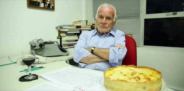 "Aqui estou a batucar na minha vetusta Olivetti porque tenho medo do computador e dele mantenho distância ao caminhar pela redação: se me aproximar, com sua bocarra escancarada e insondável, me engole igual à sucuri ao novilho. Bilhões de semelhantes já foram engolidos", escreve o jornalista, em editorial na Carta Capital