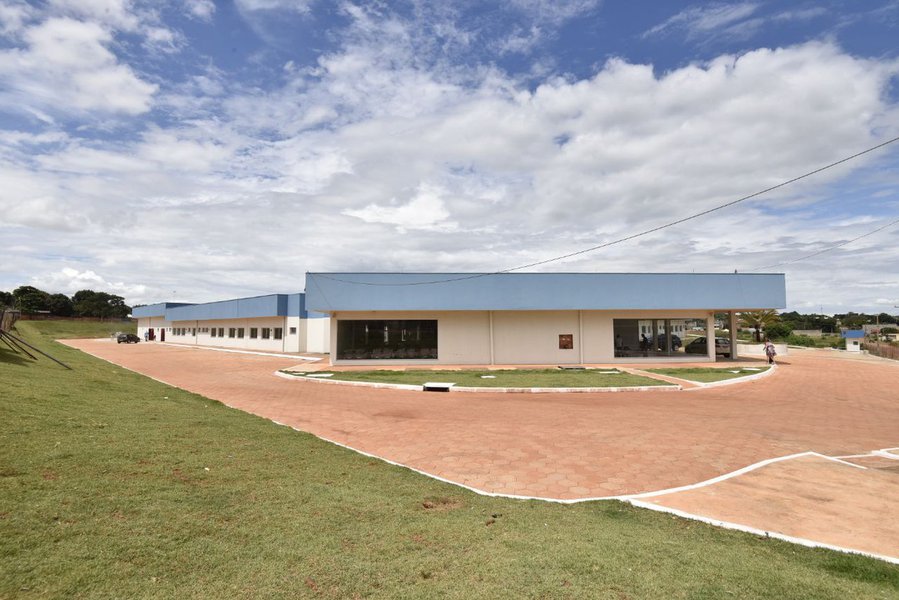 O governador Marconi Perillo tornou realidade hoje o sonho de milhares de moradores de cidades localizadas na região do Entorno do Distrito Federal; ao lado do secretário de Saúde, Leonardo Vilela, e do prefeito Hildo do Candango, Marconi entregou a primeira etapa do mais novo hospital estadual de Goiás - o Hospital Estadual de Urgências de Águas Lindas de Goiás; concebido para se tornar referência no atendimento à população da macrorregião Nordeste, o hospital de Águas Lindas irá atender a uma população estimada em 1,2 milhão de habitantes; capacidade operacional é de 124 leitos com mais 25 outros leitos auxiliares