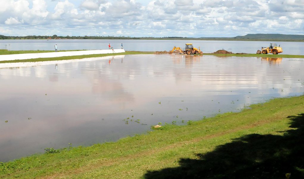 O governo do Piauí mobilizou uma força tarefa composta pelo Corpo de Bombeiros, Instituto de Desenvolvimento do Piauí, (Idepi) Exército, Secretaria do Meio Ambiente (Semar), Defesa Civil, Polícia Militar e Idepi para evitar grandes danos por conta de uma infiltração e vazamento de água na Barragem do Bezerro; é que após noves anos ela sangrou; objetivo agora é prevenir qualquer desastre, barrando o vazamento e evacuando a população ribeirinha